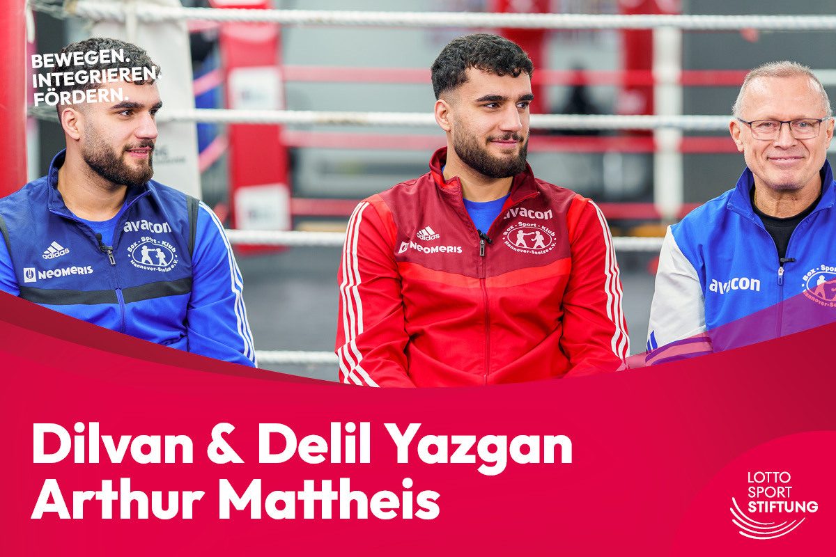 Drei Personen, die vor einem Boxring sitzen. Auf einer roten Fläche im unteren Bereich stehen die Namen "Dilvan und Delil Yazgan" und "Arthur Mattheis".
