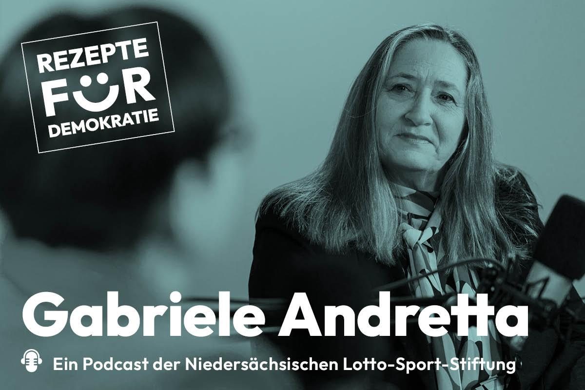 Foto einer Person, sitzend mit einem Mikrofon vor sich. Das Foto ist mit einem blauton überlagert. Auf dem Bild steht "Rezepte für Demokratie", "Gabriele Andretta" und "Ein Podcast der Niedersächsischen Lotto-Sport-Stiftung".