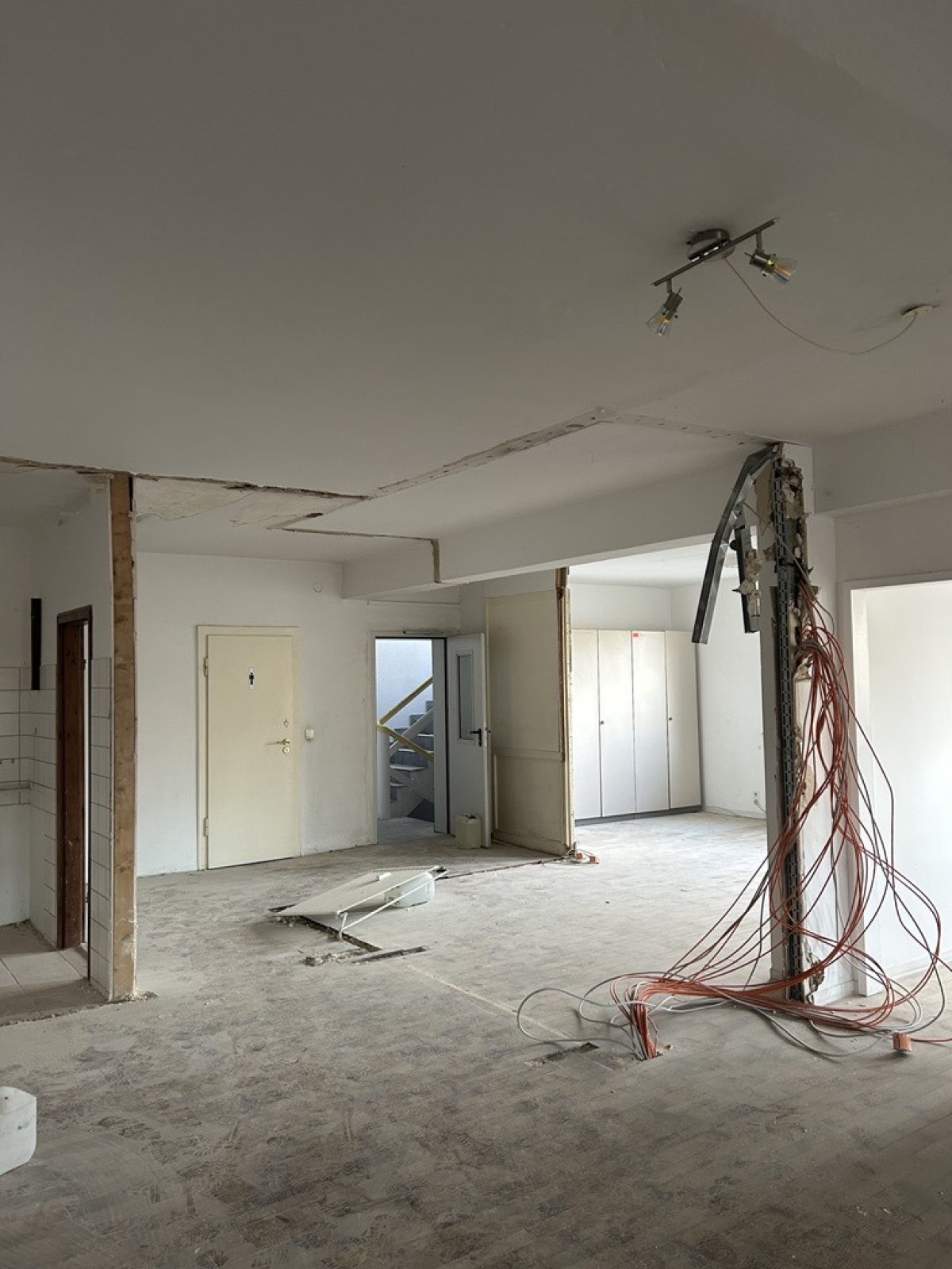 Es ist ein Innenraum eines Bürogebäudes zu sehen, in dem Abrissarbeiten vorgenommen wurden.