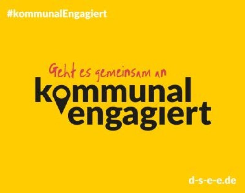 Eine Grafik mit dem Text "Geht es gemeinsam an. kommunal engagiert" auf gelbem Grund. Zusätzlich sind der Hashtag #kommunalEngagiert und die Website "d-s-e-e.de" angegeben.