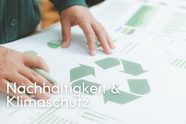 Hände über einem Blatt mit großem Recycling-Symbol und Text 'Nachhaltigkeit & Klimaschutz'