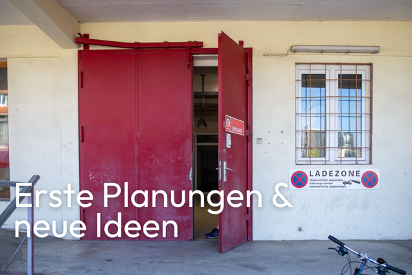 Auf dem Bild ist eine große, rote Industriehallentür zu sehen, die einen Spalt offen steht. Darüber steht der TExt "Erste Planungen & neue Ideen)
