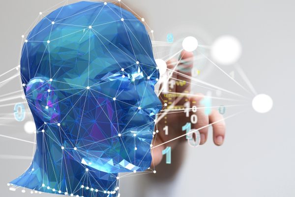 Blaues, polygonales 3D-Gesichtsmodell mit vernetzten weißen Punkten und Linien vor einer Hand, die auf schwebende Zahlen und Symbole zeigt