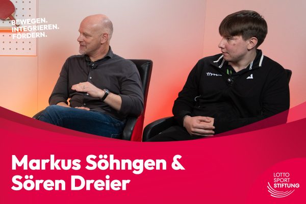 Zwei Männer sitzen nebeneinander auf schwarzen Stühlen vor einem orangefarbenen Hintergrund, links trägt der Mann ein dunkles Hemd und Jeans, rechts ein schwarzes Sweatshirt, unten rotes Banner mit den Namen 'Markus Söhngen & Sören Dreier' und dem Logo der Lotto-Sport-Stiftung