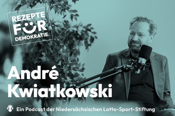 Foto einer Person in grauem Anzug. Das Foto ist mit einem blauton überlagert. Auf dem Bild steht "Rezepte für Demokratie", "Andre Kwiatkowski" und "Ein Podcast der Niedersächsischen Lotto-Sport-Stiftung".