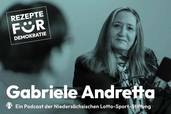 Foto einer Person, sitzend mit einem Mikrofon vor sich. Das Foto ist mit einem blauton überlagert. Auf dem Bild steht "Rezepte für Demokratie", "Gabriele Andretta" und "Ein Podcast der Niedersächsischen Lotto-Sport-Stiftung".