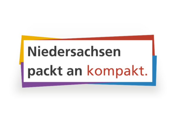 Logo mit dem Schriftzug 'Niedersachsen packt an kompakt' in schwarzer und roter Schrift auf weißem Hintergrund mit farbigem Rahmen