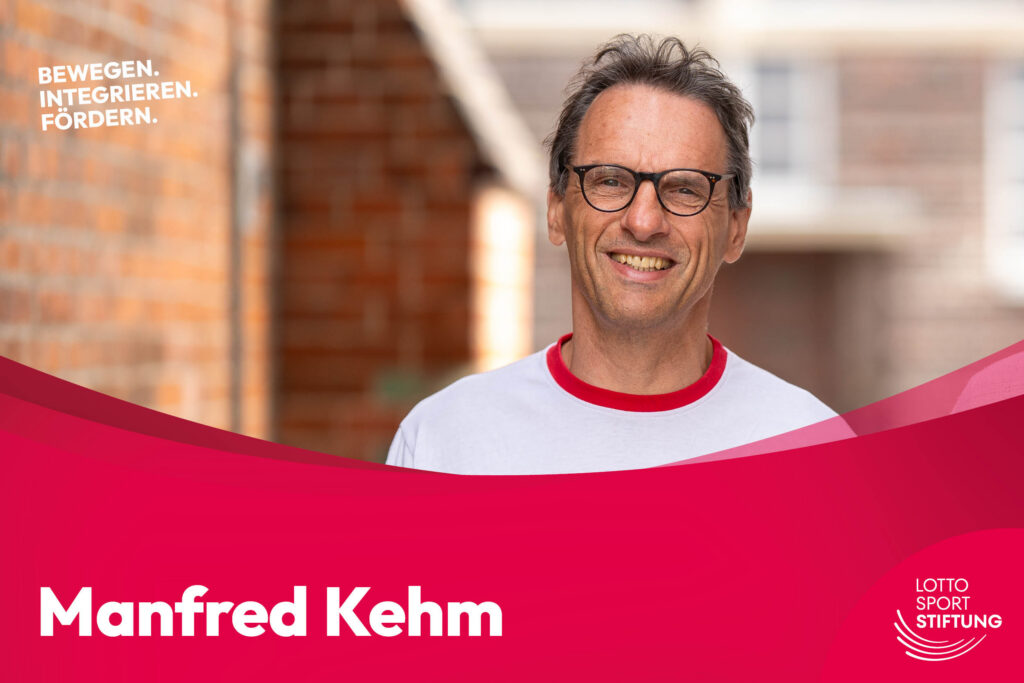 Porträt eines lächelnden Mannes mit Brille vor unscharfem Backsteinmauer-Hintergrund mit dem Namen Manfred Kehm im unteren Bereich